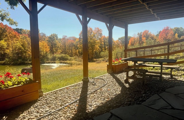 Beautiful 1-bedroom apartment noverlooking a pond on a 10 acre farm.