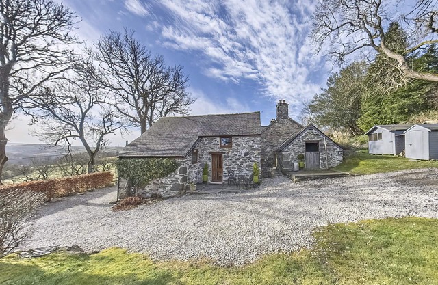 Beautiful 16th Century Ty Cerrig Cottage -set in stunning grounds with great vie