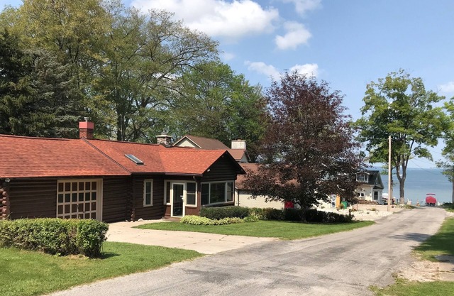 Beautiful 2 bedroom log home on south end of Hubbard Lake