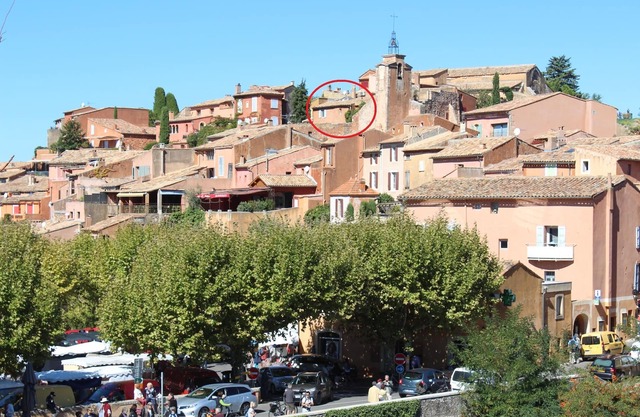 Beautiful 250 year old Village House in centre of Roussillon with stunning views