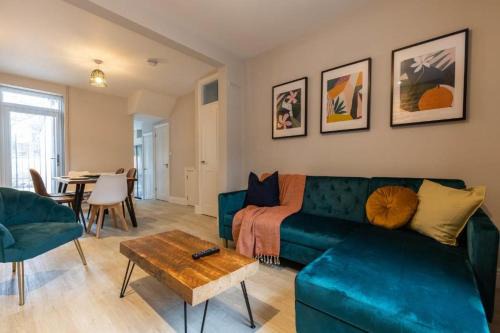 Beautiful 3 Bed House Walking Distance to Stadium With Parking sleeps 6