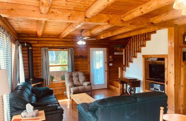 Beautiful 3 Br Log Cabin Close to White Sand Beach