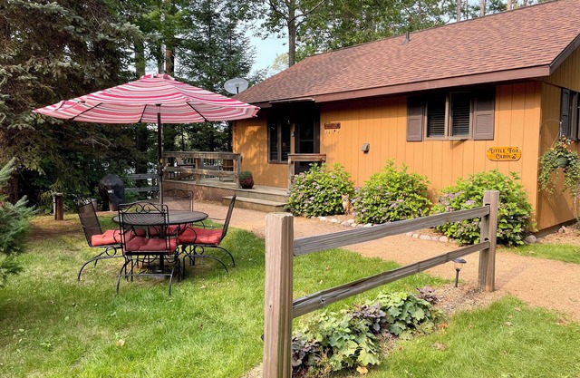 Beautiful 4 season lakeside cabin w/loons, eagles and great fishing