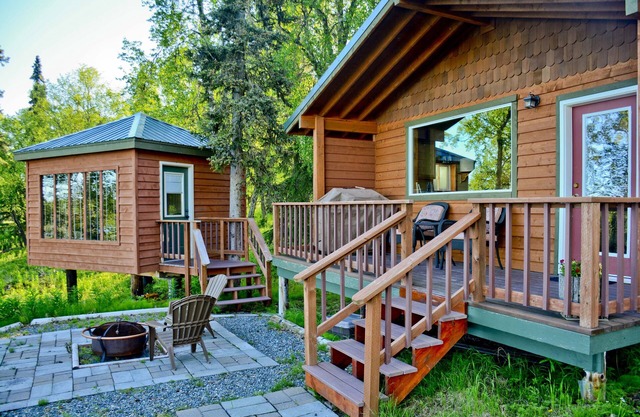 Beautiful Alaskan Cabin with Mountain & Lake View a Perfect Couples Getaway.