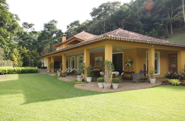 Beautiful and charming mansion surrounded by greenery and in complete privacy