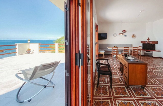 Beautiful apartment in villa for 6 guests with hot tub, WIFI, TV, patio and pets allowed
