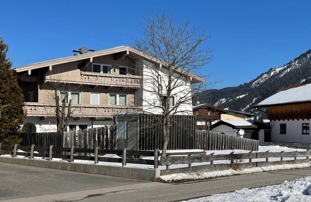 Beautiful apartment for 5 guests with WIFI, TV and patio