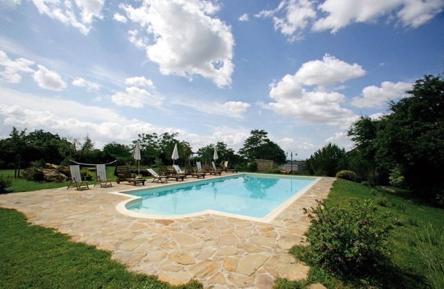 Beautiful apartment for 2 people with A/C, pool, TV, pets allowed and parking