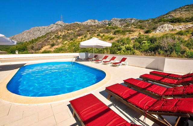 Beautiful apartment for 4 guests with WIFI, A/C, pool, TV, terrace, pets allowed and parking