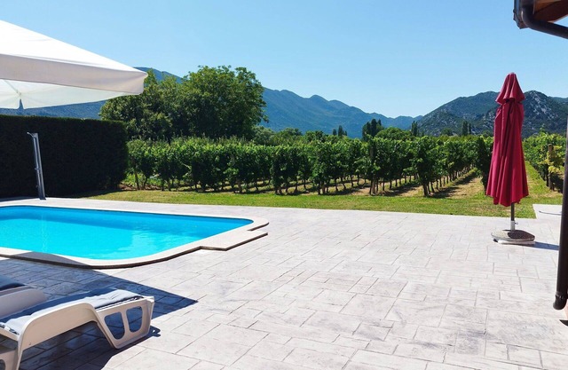 Beautiful apartment for 8 guests with private pool, A/C, WIFI, TV, terrace and parking