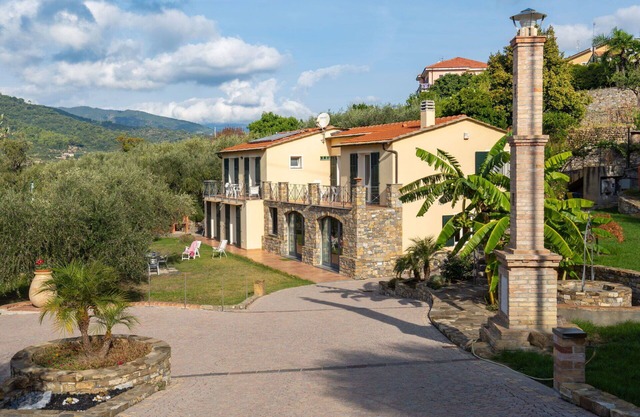 Beautiful apartment in villa for 4 people with WIFI, TV, patio, pets allowed and panoramic view