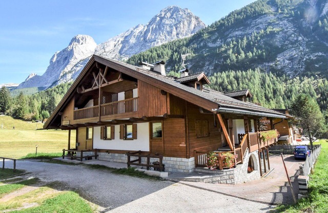 Beautiful apartment in villa for 3 guests with WIFI, TV, pets allowed and parking