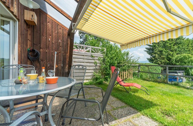 Beautiful apartment in villa for 6 guests with WIFI, TV, terrace, pets allowed and parking