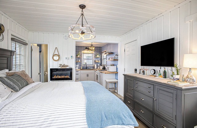 Beautiful boathouse with an all season hot tub, paddle boat and kayaks!
