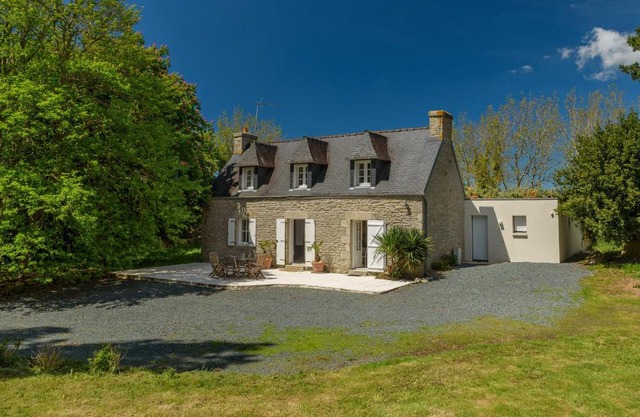 Beautiful Breton villa with private pool and large garden, 6 km from the coast
