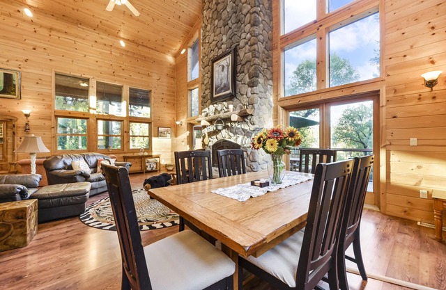 Beautiful Cabin in the Woods - Near Jenkinson Lake