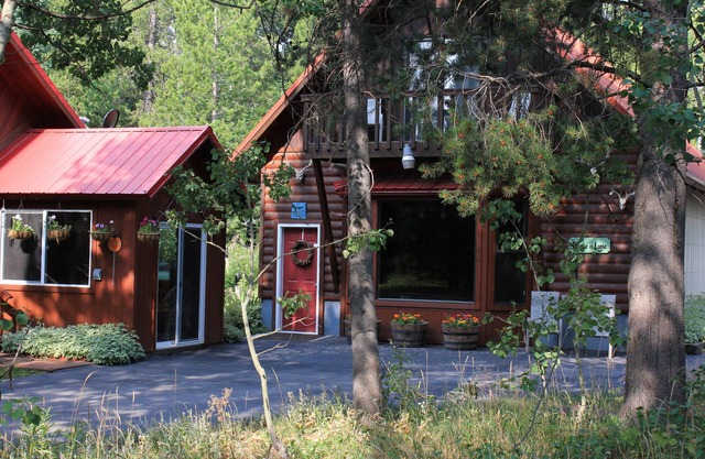 Beautiful cabin nestled in the whispering Aspens of Island Park, Idaho. 5 STAR!