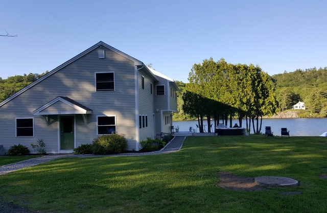 Beautiful Camden Home,npondside with mountain views