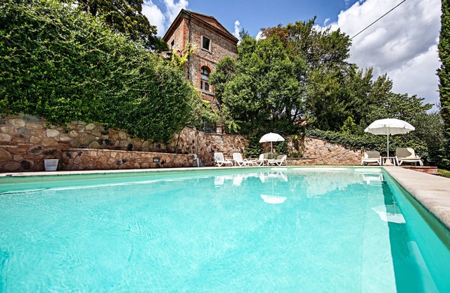 Beautiful characteristic apartment with private garden, pool and parking