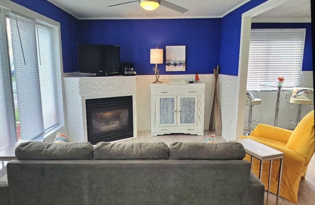 Beautiful, clean cottage, 4 min walk to the beach/playground. Many wineries!