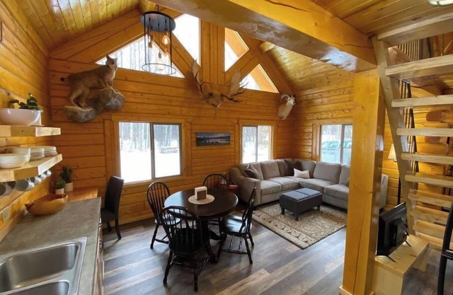 Beautiful Comfy Alaskan Log Home 1