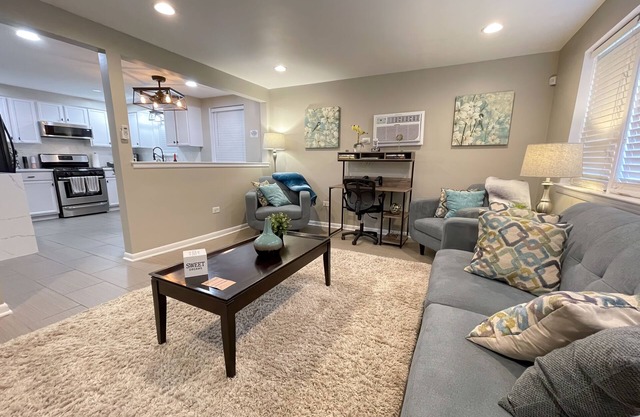 Beautiful & Cozy 2bd/1b Near O’Hare & Metra (MD-W)