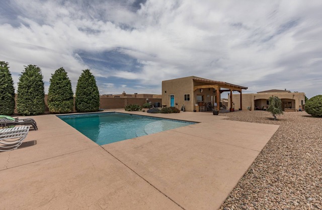 Beautiful Custom Quiet Poolside Casita