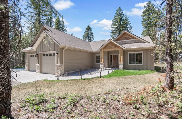 Beautiful dog-friendly home close to river w/central AC, deck, W/D, RV parking