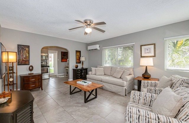 Beautiful downtown Melbourne Beach renovated apartment one block from the beach!