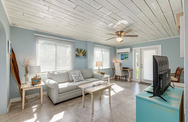 Beautiful downtown Melbourne Beach renovated apartment one block from the beach!