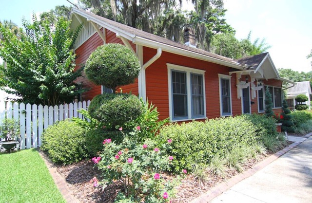 Beautiful Downtown 2 BR Home w/Yard