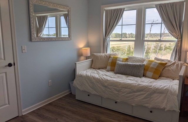 Beautiful elevated new beach house-1 minute drive to the beach!