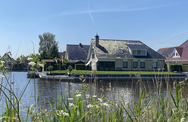 Beautiful Family home, 4 - 10 pers, on open water.