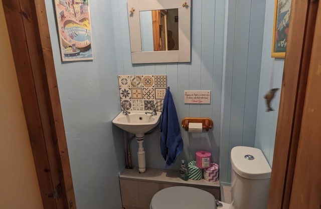 Beautiful granite cottage with parking and garden. Near the coast. Dogs welcome.
