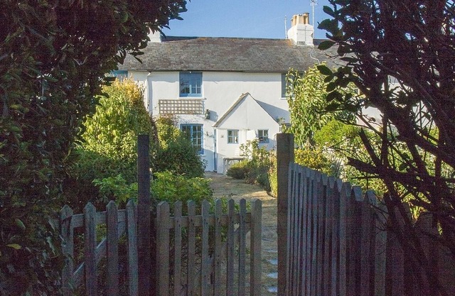 Beautiful Harbors Listed Coastguard Cottage, Snowhill, Westwittering