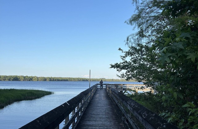 Beautiful home, 200 Private Acres on a lake! Fishing and Springs nearby!