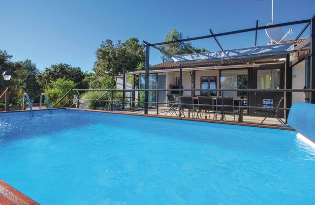 Beautiful home in Signes