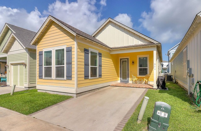 Beautiful home with pool, central AC, full kitchen, & washer/dryer