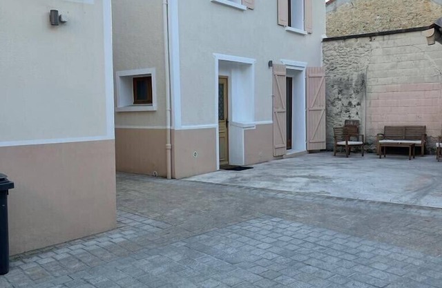 BEAUTIFUL HOUSE 11 MM FROM THE CHAMPS ELYSEES