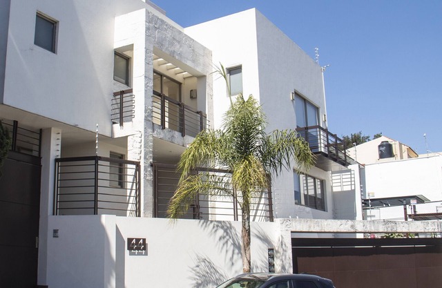 Beautiful House In A Residential Neighborhood/ Hermosa casa en zona residencial