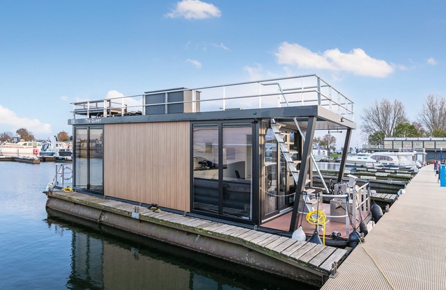 Beautiful houseboat for 2 in charming harbour