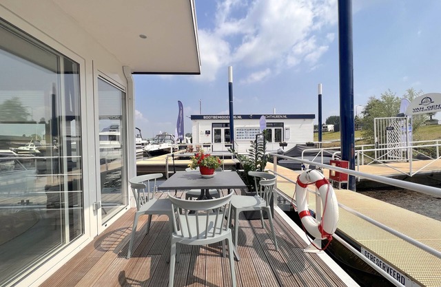 Beautiful houseboat in Kerkdriel harbour