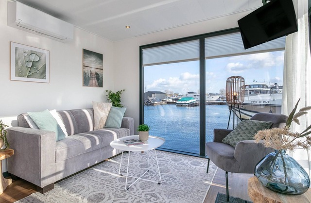Beautiful houseboat with roof terrace in beautiful harbour