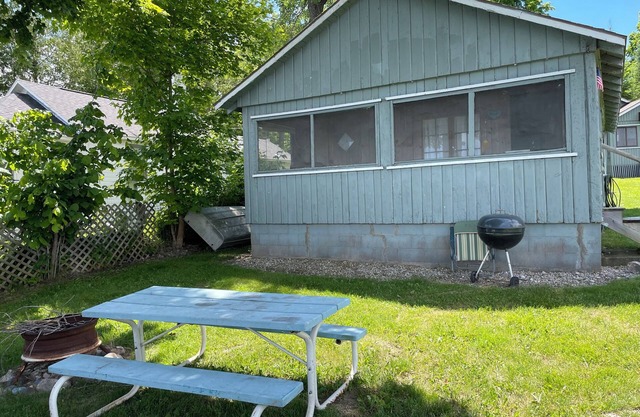 Beautiful Hubbard Lake Waterfront Cottage 1