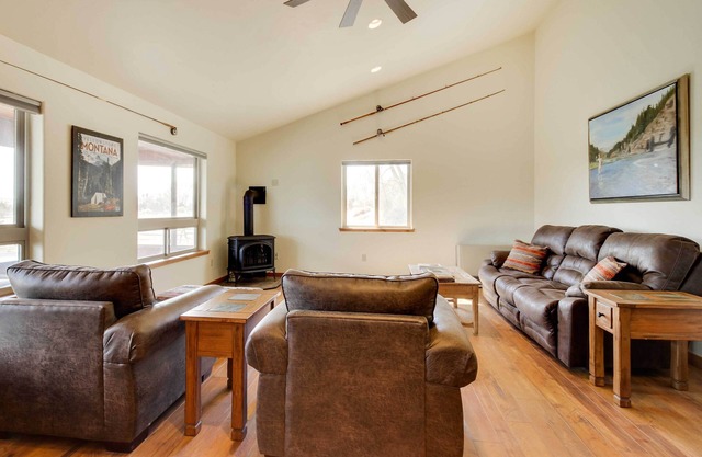 Beautiful Jefferson River Cabin w/Mountain Views!