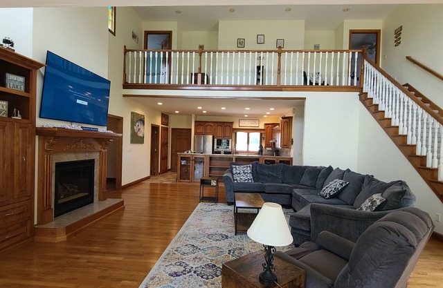 Beautiful Lake Front house with lake access, fireplace, patio and grill. nn