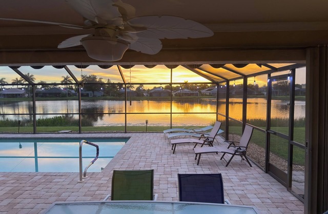 Beautiful lake view, with private pool. Near beaches! Quiet subdivision