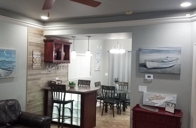 Beautiful Lake View Condo. Minutes to Racetrack