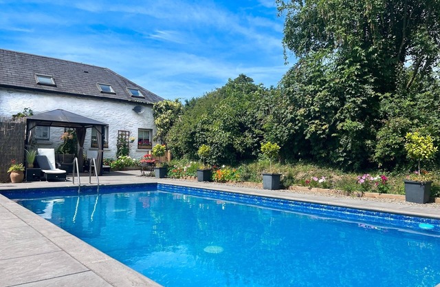 Beautiful Large Country Barn Conversion Hot Tub, Pool, BBQ Hut, Large Grounds