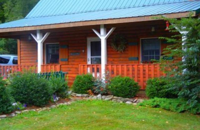 Beautiful Log Cottage Located Along Pine Creek